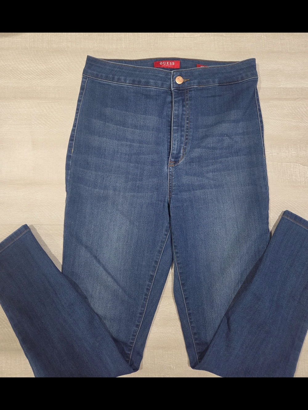 Guess Women’s Skinny Jeans in Medium Blue Denim - Picture 2 of 3